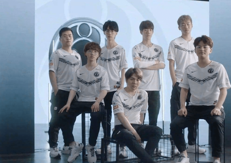 尼亚的锋线 尼亚的锋线