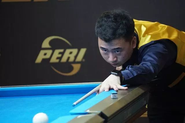 示着香港足 示着香港足